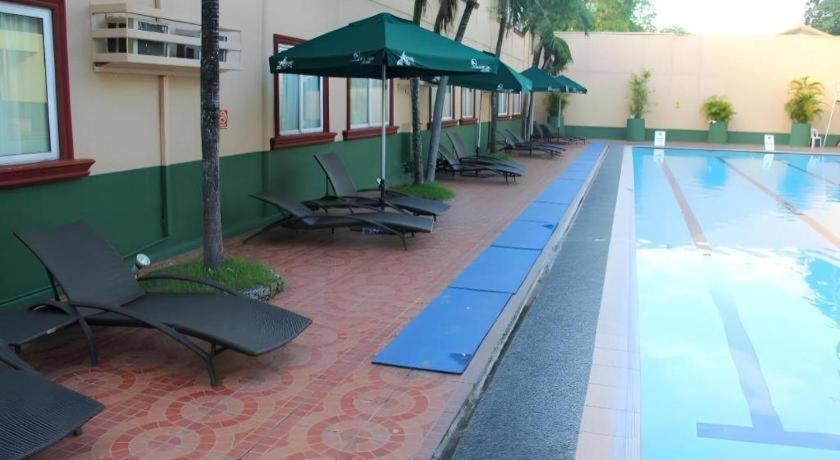 Holiday Spa Hotel Cebu Exterior foto