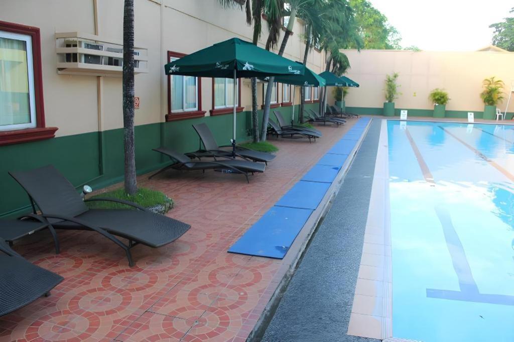 Holiday Spa Hotel Cebu Exterior foto